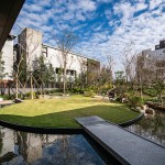 從社區(qū)中庭、家戶陽(yáng)臺(tái)、到空中花園，整體綠覆率超過(guò)100%，自然植栽錯(cuò)落建築之中，層疊融合成一座垂直森林。