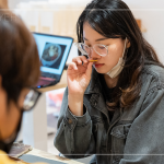 空氣中瀰漫淡淡草藥味，透過嗅覺去感受不同氣味，來自東方美學(xué)的天然草本香氛，更能放鬆身心靈。