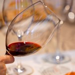 輕微傾斜酒杯，燈光穿越酒體，可以依稀看見隱隱透出的紅色光澤，呈現(xiàn)出酒品的不同狀態(tài)。