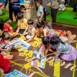 有趣又益智的拼圖互動遊戲，考驗每位小探險家的反應力與觀察力，夥伴們一起合力完成這片散落的邀請函。