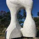 臺(tái)灣藝術(shù)家邱泰洋的作品，心在藝在，作品試圖賦予馬賽克一種生命力的生動(dòng)意象，似能見到一對戀人浪漫的互動(dòng)，搭配上優(yōu)雅的曲線，讓馬賽克磚也變的有溫度。