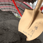金鏟子落土，新業(yè)建設(shè)-董事長 卓勝隆的親簽祝福，猶如正式種下夢想種子，孕育生命，萌芽滋長。