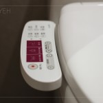 配有智慧馬桶，在寒冷的天氣有座溫調(diào)節(jié)舒適，守護(hù)家人嬌嫩的肌膚。