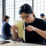 沿著線條剪裁，透過(guò)轉(zhuǎn)動(dòng)紙張方向，剪去多餘的邊角，利用些許剪紙小技巧，讓過(guò)程中更順手。