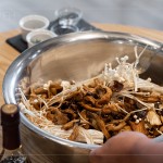 【迷迭醬油烤菇】
簡單的烤菇料理，不需要太繁複的工序，而是用看似平凡的食材，提出食物本身的鮮香風味。
