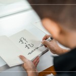 米灰色的質(zhì)感職人手札，搭配郭哥(郭子乾)親筆簽名，作為當天抽獎禮，贈予一份特別的祝福。