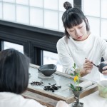 透過經(jīng)驗(yàn)豐富的茶師，探索每款茶的風(fēng)味口感，貼近飲茶者的心，相互暢所欲言，以茶相會(huì)。