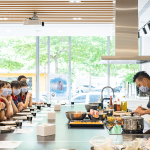 看著老師每一步驟的示範(fàn)與教學(xué)，一顆粽子的背後，是經(jīng)過繁瑣的步驟，從備料、炒料、再到包粽，讓我們感恩腳下每一寸土地，步步講究、守候與疼惜。