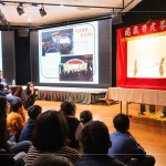 以牛皮刻劃出的戲偶，透過(guò)簽桿操控，利用燈光照射在白色布幕上，依循劇本內(nèi)容搭配音樂(lè)與口白來(lái)演出，既趣味又有意義。