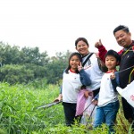 新業(yè)住戶攜家?guī)Ь?、步步向前，帶孩子親近大自然的同時，也一同用行動守護(hù)著這條生命之河。