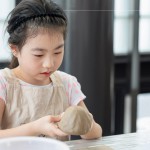 大手與小手們紛紛捏出風(fēng)鈴罩，可以捏出帥氣的火箭造型，或是俏皮的小圓帽，天馬行空，玩轉(zhuǎn)創(chuàng)意。