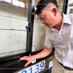 新業(yè)建設(shè)營建部 賴英濱經(jīng)理 仔細確認，水密性能試驗後的氣密窗，是否有漏水、滲水、濺水等狀況。