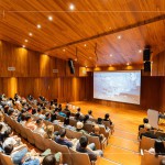 跨越千里，尋訪北歐冰川，聽見古老冰川喘息的消融，深邃的夢(mèng)幻冰洞，從冰河母體崩裂，流落到冰河湖，再漂向大海，流連在海岸線上。