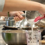 將切塊的白蘿蔔放入料理機打成汁，濾出蘿蔔渣的蘿蔔水，分別取出所需要的單位數(shù)並加入燜煮，讓蘿蔔糕更有香氣與口感。