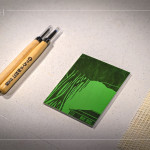 雕刻板選用適合初學(xué)者的樹脂板，圖案設(shè)計(jì)以臺中文學(xué)館的大榕樹和日式建築為意象，在刻板的同時(shí)，也讓創(chuàng)作更具樂趣。