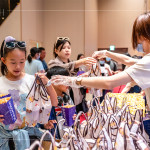 一人一份飲料及爆米花，讓大朋友小朋友盡情享受、沉浸其中。