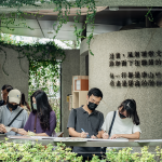 寫下對(duì)新業(yè)說(shuō)的話，感謝當(dāng)日撥空參與的家族朋友們，在格子書席一隅，透過(guò)一字一句留下的回饋與鼓勵(lì)，新業(yè)珍藏於心。