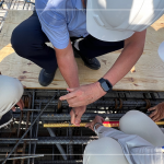 眾人齊心於樓頂安裝「噴金漆鋼筋」，古有云「上樑有如人之加冠」，不論在建築進度及民俗學上都極具意義。