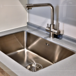 完美的廚房夥伴-流理臺(tái)、水槽區(qū)域，可根據(jù)需求和偏好挑選，易清潔、不卡垢的檯面材質(zhì)，不論在視覺上或?qū)嵱眯远紦碛惺孢m地生活享受。