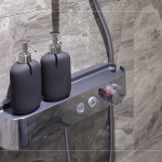 主、客浴裝載溫控沐浴龍頭，搭配貼心的檯面設(shè)計(jì)，減法的設(shè)計(jì)美學(xué)是專(zhuān)屬建築職人的巧思。