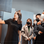 大雅廚具 張怡嘉執(zhí)行長(左一) 詳細(xì)解說各櫥櫃的設(shè)計(jì)規(guī)劃，流暢的操作動(dòng)線、系統(tǒng)化的收納與清潔，是新業(yè)職人選品的重要依據(jù)。