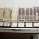 將包裝空氣抽除並封口，保持真空狀態(tài)，使白米、糙米與紅豆更能保鮮。