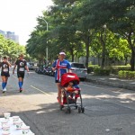 新業(yè)團隊在賽程路上也捕捉不少令人感動的風(fēng)景：小小跑者尚未能參與比賽，但媽咪成為強大且耐心十足的後盾，讓小小孩也感受場邊加油聲的熱情與支持。