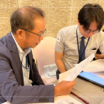 小組間透過(guò)面談紀(jì)錄表，交流對(duì)話，模擬面談時(shí)應(yīng)具備的技能，找到最適配職位、團(tuán)隊(duì)和公司文化的人才。(圖左一為新業(yè)建設(shè) 卓勝隆 董事長(zhǎng))