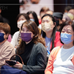 藝術(shù)家以開(kāi)朗風(fēng)趣的演說(shuō)風(fēng)格，讓賓客的心湖，蕩漾出縷縷的閒適感，迎來(lái)笑意盈盈的午後時(shí)光。