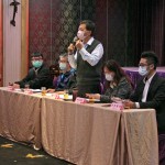 新業(yè)建設(shè)簡(jiǎn)福榮總經(jīng)理（右三）、客服部楊麗真副理（右二），恭喜住戶(hù)入厝的喜悅，也歡迎每一位住戶(hù)成為『新業(yè)家族』的一份子。