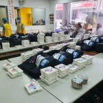 一份份的飯包按照配送的區(qū)域，一份份堆疊，也蘊含著背後默默付出的愛與關(guān)  懷。