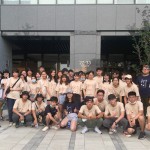 七天六夜東海建築營的參訪除了觀峰再添一案，鏡頭轉(zhuǎn)到社會勞工住宅【新業(yè)宜家】，由楊世偉經(jīng)理(右一)及林宜鋒建築師（左一）帶大家探索生活的靈感與美感。