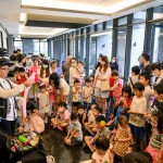 小朋友好奇盯著魔術(shù)師手中那可愛的小豬、小鴨造型氣球是怎麼成形的，殷殷期盼著早點拿到專屬於自己的氣球。