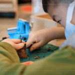 緊握木工刀，仔細認真的刻劃出記憶中獨角仙的獨特紋路，製作出專屬的工藝品。