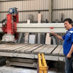 因應(yīng)不同石材，使用的切割器類型、規(guī)模也不同。從塊狀到呈現(xiàn)片狀，都少不了切割機(jī)的垂直切塊、拋光機(jī)水平打磨以及人工鑿刻等階段。