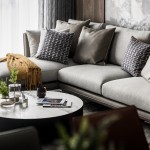 回了家，讓自己原本拘謹(jǐn)?shù)膽B(tài)度變得隨興自適，些許慵懶也無妨，因為家是如此具有包容力，因而成為生命中渴求的憧憬之一。