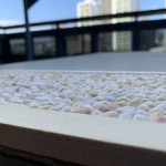 石毯是造景中常見(jiàn)的元素，減弱石材的粗獷感，不飽和的抿石色調(diào)帶進(jìn)更多親切感，也讓視覺(jué)上顯得更輕盈。