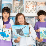 繽紛畫作、燦爛笑容，藉由相機(jī)留下美好記憶。