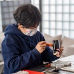 將滾輪上的油墨塗滿整面圖樣，均勻刷印，使印製出來(lái)的圖樣更豐富飽滿、活靈活現(xiàn)。