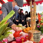 由新業(yè)建設(shè) 穆椿松名譽(yù)董事長起頭，斟上一杯敬天地的心，建築的初衷與懇求願得天地垂聽。