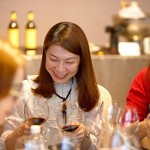 對比不同的葡萄酒，呈現(xiàn)出不同的紅色，有石榴紅、寶石紅及磚紅，依照老師的講解搭配品飲，了解最適切自己的口味。