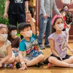 小探險家們排排坐，認真的聽著大哥哥大姊姊的引導，興奮的舉手回答問題。