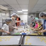 深入庇護(hù)工場(chǎng)的生產(chǎn)線，體驗(yàn)讓50位身心障礙者穩(wěn)定就業(yè)的工作場(chǎng)域，新業(yè)家族的大小朋友們，親身投入在製作烘焙品的樂(lè)趣之中。