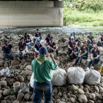感謝荒野保護(hù)協(xié)會(huì)的帶領(lǐng)，在一袋袋垃圾前，我們嘗試閉上雙眼，感受風(fēng)吹過皮膚、聆聽大自然原有的各種聲音。