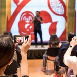 從晦暗的作品，得了大大小小的獎項，轉(zhuǎn)而做帶給人幸福的工作，楊士毅用同樣的雙手，因為一點點的美好心意，而造就不同的風(fēng)景。