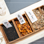 由老店舖中藥行調(diào)製而成的天然藥草配方，每一種都是植物藥草帶來的祝福，讓天然植物陪伴您過生活。