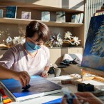 運(yùn)用海綿以輕拍的方式打底，會(huì)產(chǎn)生與刷子很不一樣的紋理效果，在分層上色時(shí)，海綿也能將顏色巧妙地融合在一起，為作品帶來(lái)深度。