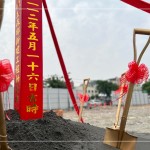 金鏟子落土，誠(chéng)心祈求，猶如一顆開起夢(mèng)想的種子，扎根土壤，彷彿像孕育生命般，即將萌芽。