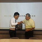 穆椿松榮譽(yù)董事長致贈禮品感謝劉木煜先生