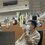 仔細(xì)聆聽法條的細(xì)修並謹(jǐn)慎投票，是對(duì)未來社區(qū)的期望。